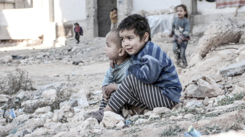 Dos niños durante los bombardeos en Siria, a 25 de diciembre de 2015.