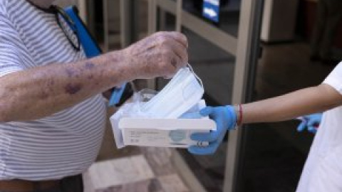 Sanidad impone a todas las comunidades el uso de mascarilla en sus centros sanitarios desde este miércoles