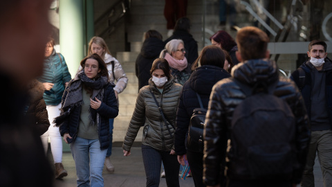 11/1/24-Varias personas con mascarillas, en el Hospital Clínic de Barcelona, a 8 de enero de 2024, en Barcelona, Catalunya (España).