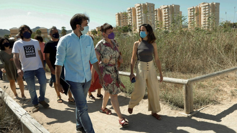 La secretaria general de Podemos, Ione Belarra, en su visita al Mar Menor.