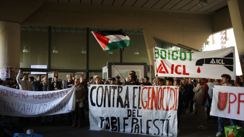 Estudiantes protestan en la Universitat de Barcelona para apoyar al pueblo palestino, a 6 de mayo de 2024.