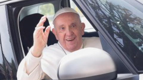 El papa Francisco sale del hospital después de pasar tres noches ingresado con bronquitis