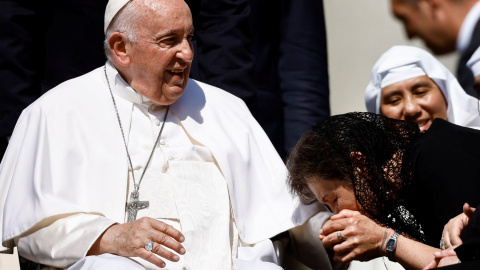 Una fiel besa la mano del papa Francisco en la audiencia en el Vaticano este 7 de junio de 2023.