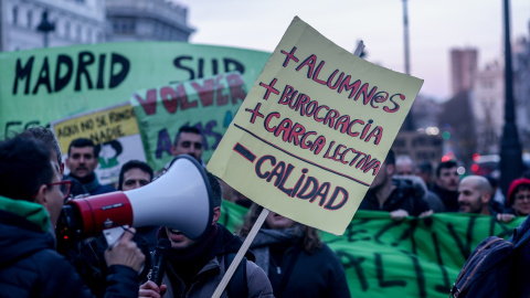 Dos personas sostienen un cartel durante una manifestación por una educación pública y de calidad, a 27 de febrero de 2024, en Madrid (España).