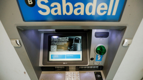 El logo del Banco Sabadell en el cajero automático de una de sus sucursales en Barcelona. REUTERS/Albert Gea