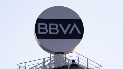 El logo de BBVA en lo alto de un edificio en Barcelona. REUTERS/Nacho Doce