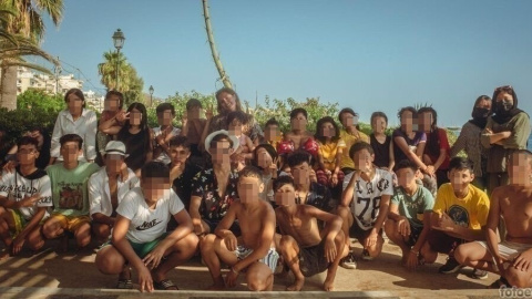 Niños de la asociación Strong Gens en una excusión a la playa.