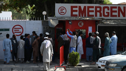 Gente en un puesto de emergencia en Kabul buscando a sus familiares tras el atentado en el aeropuerto.