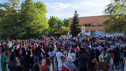 Fotografía tomada durante la asamblea que se ha celebrado en Ciudad Universitaria de Madrid para planificar la acampada de estudiantes en apoyo a Palestina, a 7 de mayo de 2024.