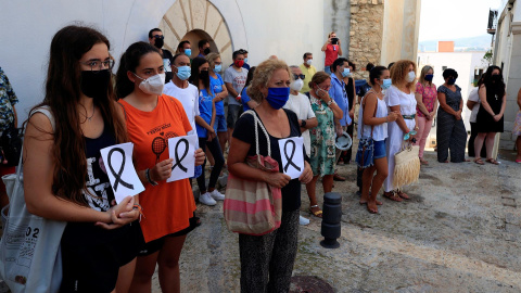 Minuto de silencio en Peñiscola por los fallecidos en el suceso.