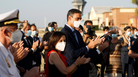 El presidente del Gobierno, Pedro Sánchez (d), y la ministra de Defensa, Margarita Robles (i), reciben este viernes a los últimos evacuados y unidades de las tropas españolas en Afganistán.