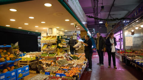 Expositor de una frutería, en el Mercado de la Cebada, a 31 de diciembre de 2023, en Madrid.