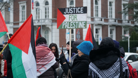 Vista de la protesta propalestina delante de la Corte Internacional de Justicia, durante la jornada reservada a los argumentos de Israel contra las acusaciones de Genocidio de Sudáfrica este viernes en La Haya, Países Bajos. El equipo legal israelí ant