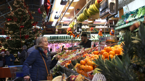 12-1-2024 Una parada de fruita i verdures al Mercat de la Concepció, a Barcelona