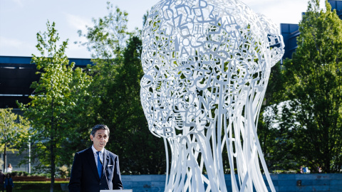 El CEO de Telefónica, José María Álvarez-Pallete, interviene durante la presentación de la escultura de Telefónica, a 15 de abril de 2024.