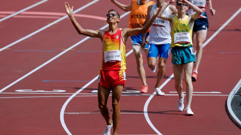 El atleta catalán Yassine Ouhdadi (c) se convirtió en uno de los reyes del mediofondo paralímpico español al conquistar la medalla de oro de los 5.000 metros.