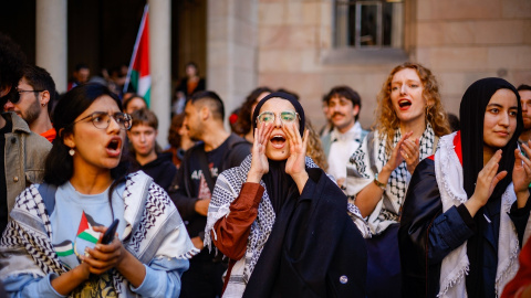 Estudiantes protestan contra el genocidio de Israel en Gaza en la Universitat de Barcelona.