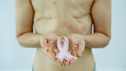 Imagen de archivo. Una mujer sostiene el lazo rosa, símbolo de la lucha contra el cáncer de mama.