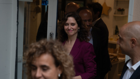 La presidente de la Comunidad de Madrid, Isabel Díaz Ayuso, durante un paseo en el barrio de Sarrià, a 6 de mayo de 2024, en Barcelona, Catalunya (España).