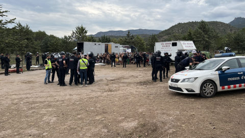 7-6-2023 Mossos d'Esquadra identificant participants en una 'rave' a Ivars de la Noguera