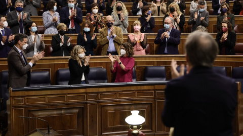 El presidente del Gobierno, Pedro Sánchez; la vicepresidenta segunda del Gobierno y ministra de Trabajo y Economía Social, Yolanda Díaz; y la ministra de Hacienda, María Jesús Montero, aplauden en una sesión plenaria en el Congreso de los Diputados,