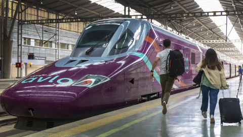 Imagen del tren Avlo en la estación Málaga-María Zambrano este jueves en Málaga.