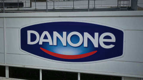 Imagen de archivo del logo de Danone sobre la fachada de una fábrica en Ferrieres-en-Bray, norte de Francia, el 29 de marzo de 2023.