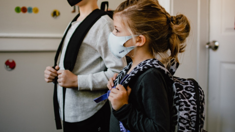 Dos niños en el colegio con mascarilla.