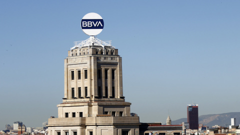 El logo de BBVA en lo alto de su antigua sede en la Plaza de Cataluña de Barcelona. EFE/Quique García