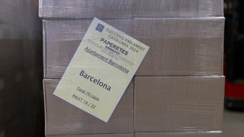 Cajas de papeletas en un taller municipal durante la preparación del material para las elecciones catalanas del 12M, a 6 de mayo de 2024, en Barcelona, Catalunya.