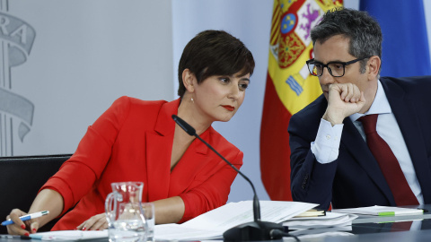 La portavoz del Gobierno y ministra de Política Territorial, Isabel Rodríguez (i) y el ministro de Presidencia, Félix Bolaños (d) durante la rueda de prensa posterior al Consejo de Ministros celebrado este martes