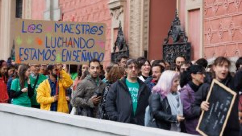 Profesores se concentran en Sol para reclamar a Ayuso una inyección de recursos a la educación pública