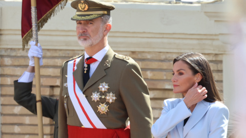 Felipe VI y la reina Letizia, durante el 40 aniversario de la jura de bandera del monarca.