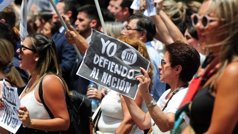 Una mujer sostiene un cartel durante una protesta contra los planes de reforma del gobierno del presidente argentino Javier Milei. Imagen de archivo.