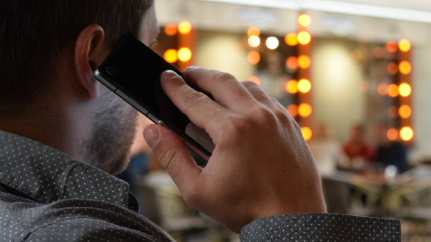 Una persona habla a través de un teléfono móvil, en una imagen de archivo