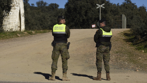 Dos militares acordonan el lugar de la base de Cerro Muriano (Córdoba) donde murieron dos soldados, a 21 de diciembre de 2023.