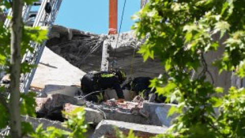 Los bomberos hallan los cadáveres de los dos trabajadores sepultados en las obras de un edificio de Madrid