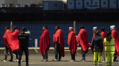 Varias personas llegadas al puerto de Arrecife (Lanzarote), a 7 de enero de 2024.