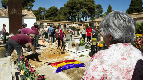 APERTURA FOSA 112 CEMENTERIO PATERNA. Foto Diputació Valencia