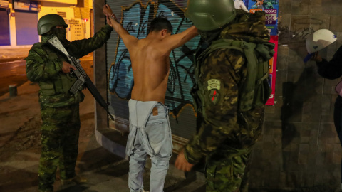 Operativo de control de armas en las calles de Quito (Ecuador).