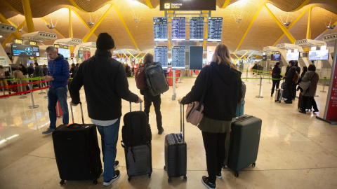 Varias personas en la Terminal 4 del aeropuerto Adolfo Suárez Madrid-Barajas. E.P./Eduardo Parra