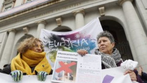 Familias de personas trans exigen en una campaña la destitución de Isabel García