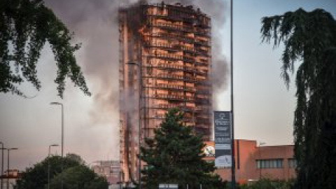 El fuego devora un rascacielos de 20 plantas en Milán