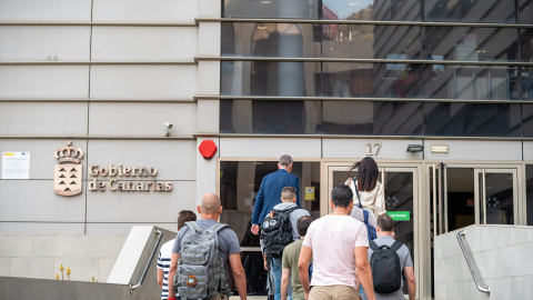 Agentes de la Policía Nacional, a su llegada para registrar la sede de la Consejería de Sanidad, a 9 de mayo de 2024, en Las Palmas de Gran Canaria.