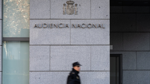 Un agente de Policía Nacional camina frente a la Audiencia Nacional, a 8 de enero de 2024, en Madrid.