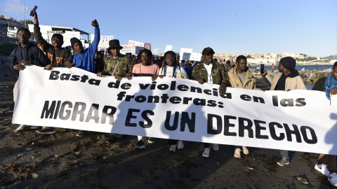 Varias personas caminan con pancartas en la décima Marcha de la Dignidad con el lema '¡Basta de violencia en las fronteras! ¡Migrar es un derecho!', a 4 de febrero de 2023, en Ceuta, (España).