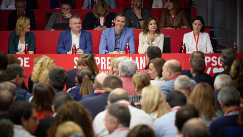 El secretario general del PSOE y presidente del Gobierno en funciones, Pedro Sánchez (c), preside la reunión del Comité Federal, en la sede del PSOE, a 28 de octubre de 2023