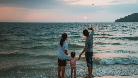 19/06/2023 - Una familia se hace un selfie en una playa en verano.