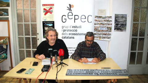 El president del GEPEC-EdC, Xavi Jiménez, i el delegat d'aigua de l'entitat, Andreu Escolà, durant la roda de premsa