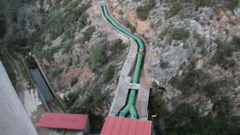 Una de les canonades del pantà dels Guiamets, al Priorat